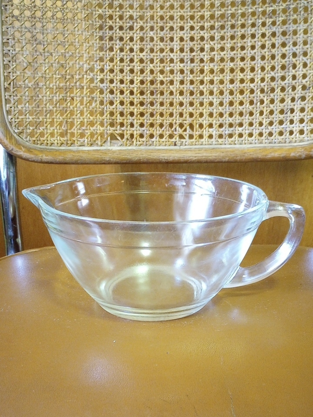 Vintage 1.5 Quart Glass Mixing Bowl w/ Spout & Handle.  6 Cup
